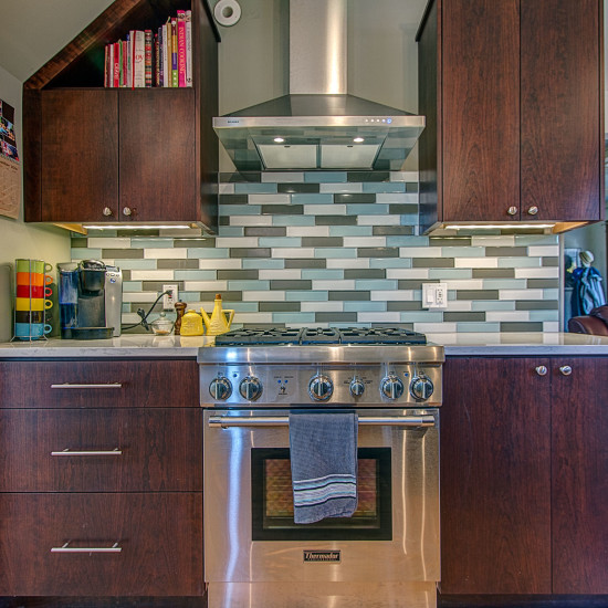 kitchen-glass-accent-tile-dark-cabinets