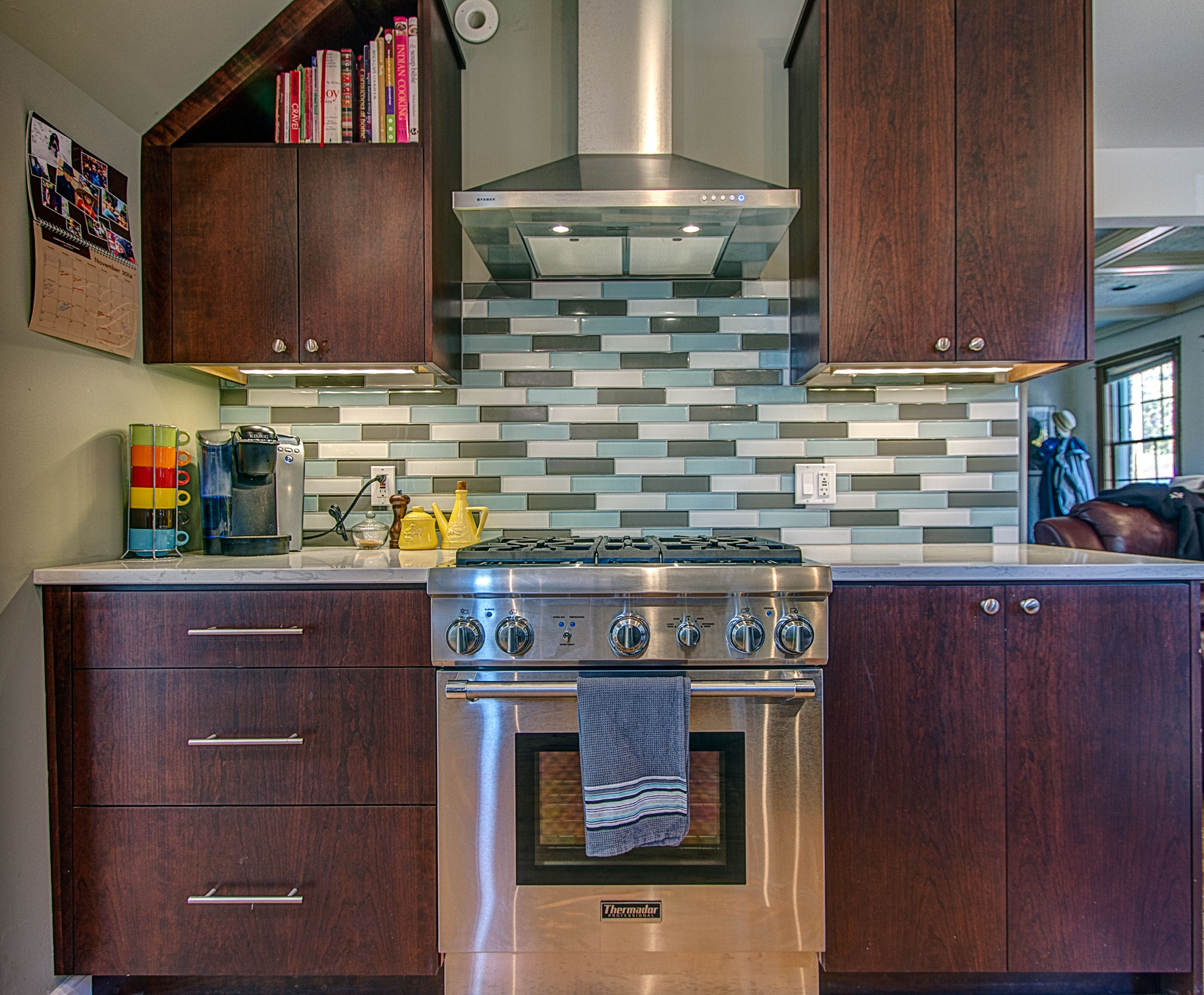 kitchen-glass-accent-tile-dark-cabinets