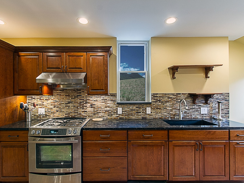 kitchen-remodel-glass-tile-backsplash-medium-cabinets